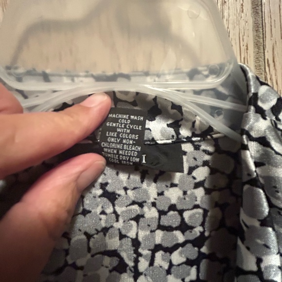 Alfani women’s sleeveless dressy blouse, size L, silver, white, black pattern - Picture 2 of 8